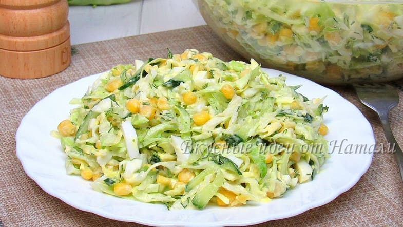 Салат из молодой капусты с огурцом и кукурузой