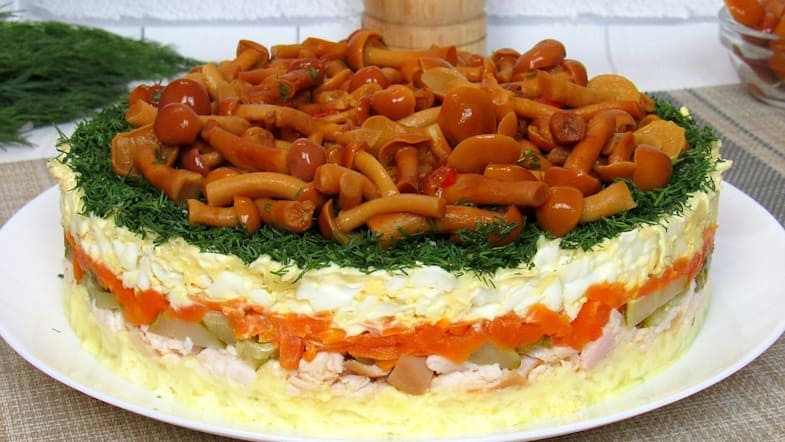 Салат Грибна поляна з маринованими опеньками