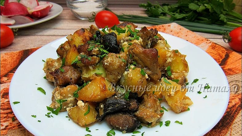 Картошка в горшочках с мясом и грибами