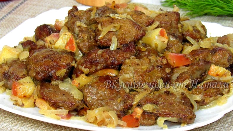 Куриная печень с яблоками и луком на сковороде