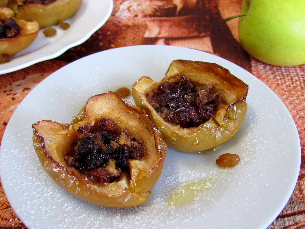 Печеные яблоки с изюмом и орехами
