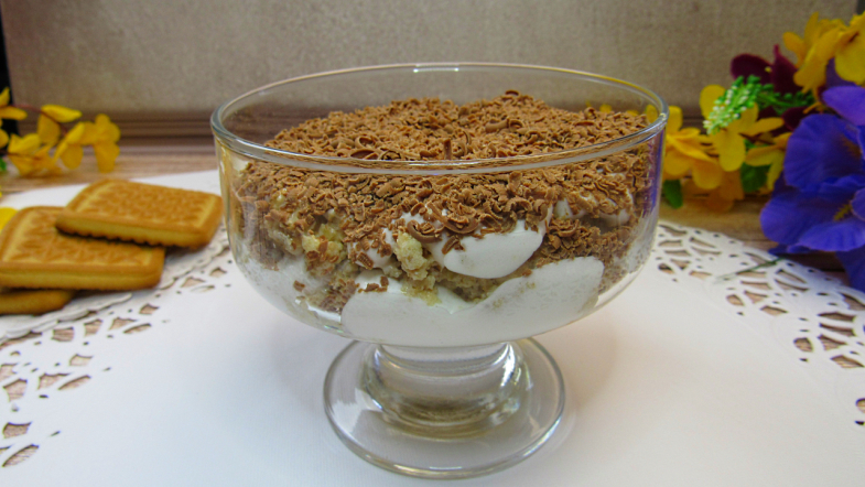 Десерт из мороженого, печенья и орехов