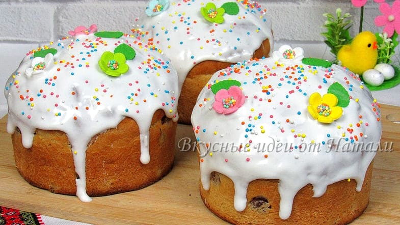 Сдобный пасхальный кулич с изюмом