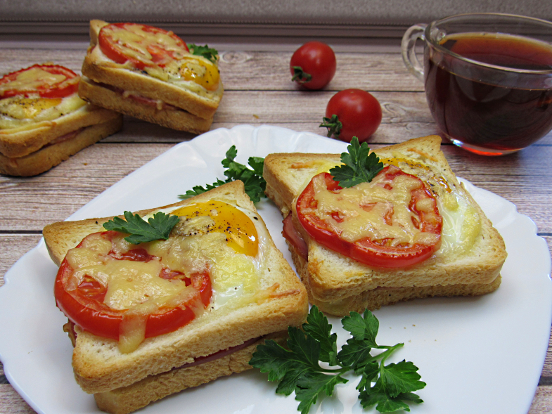 Горячие бутерброды с ветчиной, сыром и яйцом