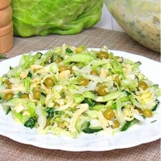 Салат из свежей капусты с огурцом и горошком
