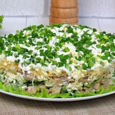 Слоеный салат с курицей и грибами
