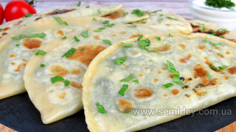 Кутабы с зеленью и сыром