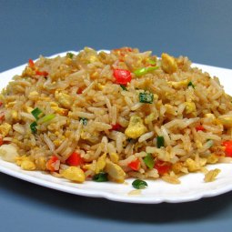 Рис с овощами и яйцом на сковороде